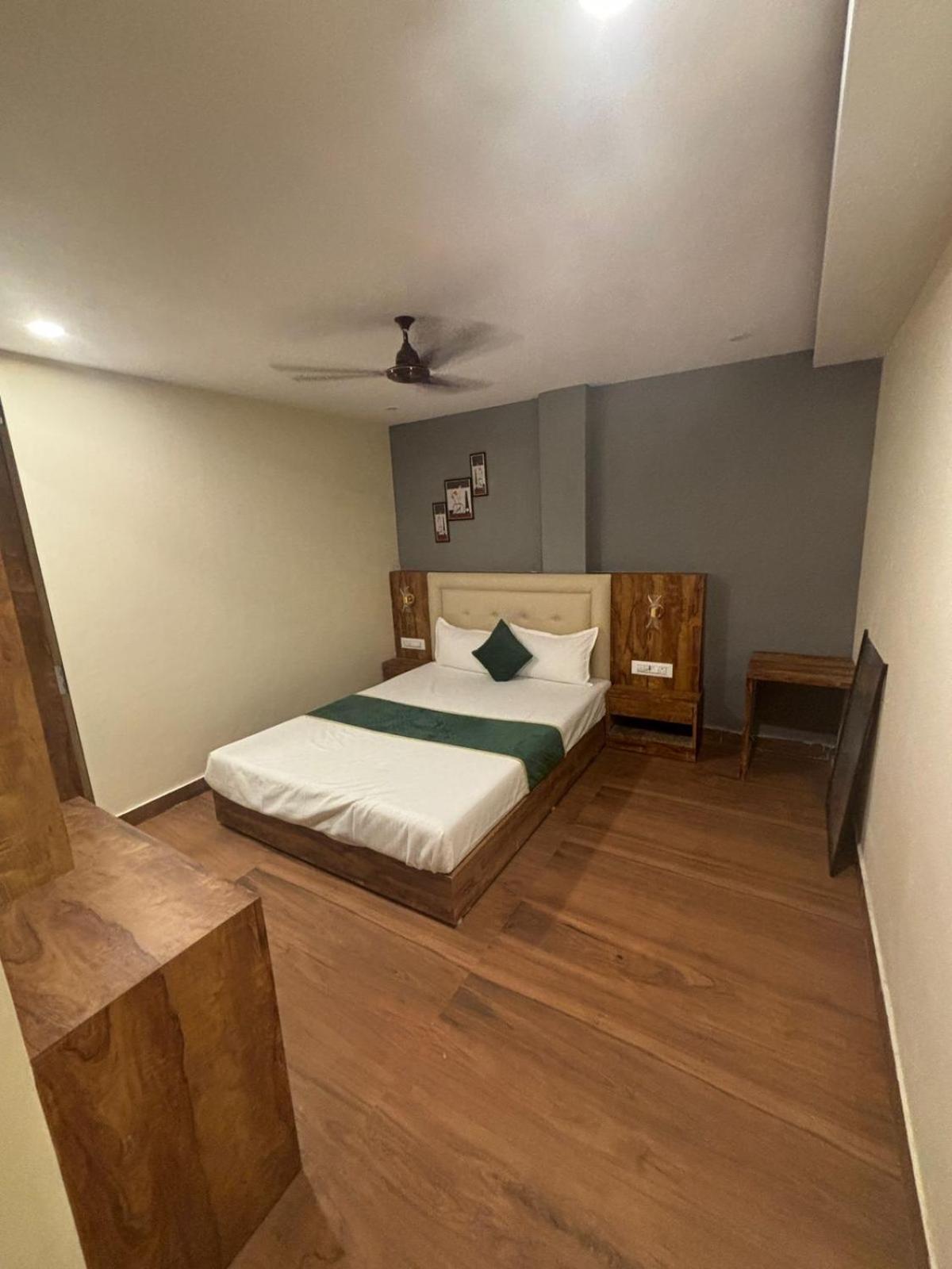 Hotel Z-A-R-A Park Goregaon West Мумбаи Экстерьер фото
